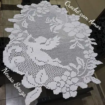 Centro de mesa branco de crochê filet com pássaro e flores