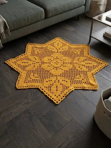 Tapete de crochê filet em forma de estrela, cor mostarda, sobre o piso de madeira de uma sala